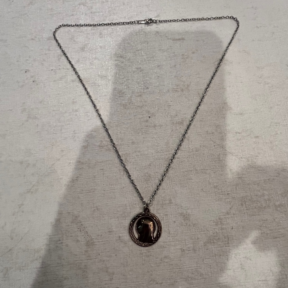 Vintage silver tone Mary religious medal Pendant Necklace. GUC!